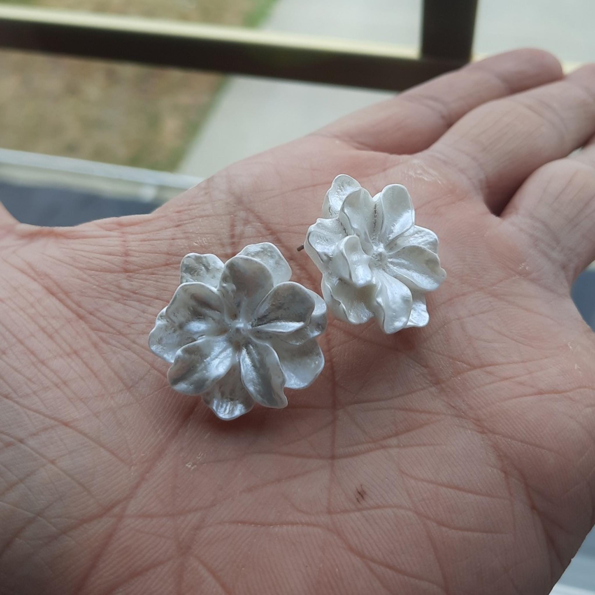 White Resin Flower Earrings: Korean Style Pearl Petal Studs
