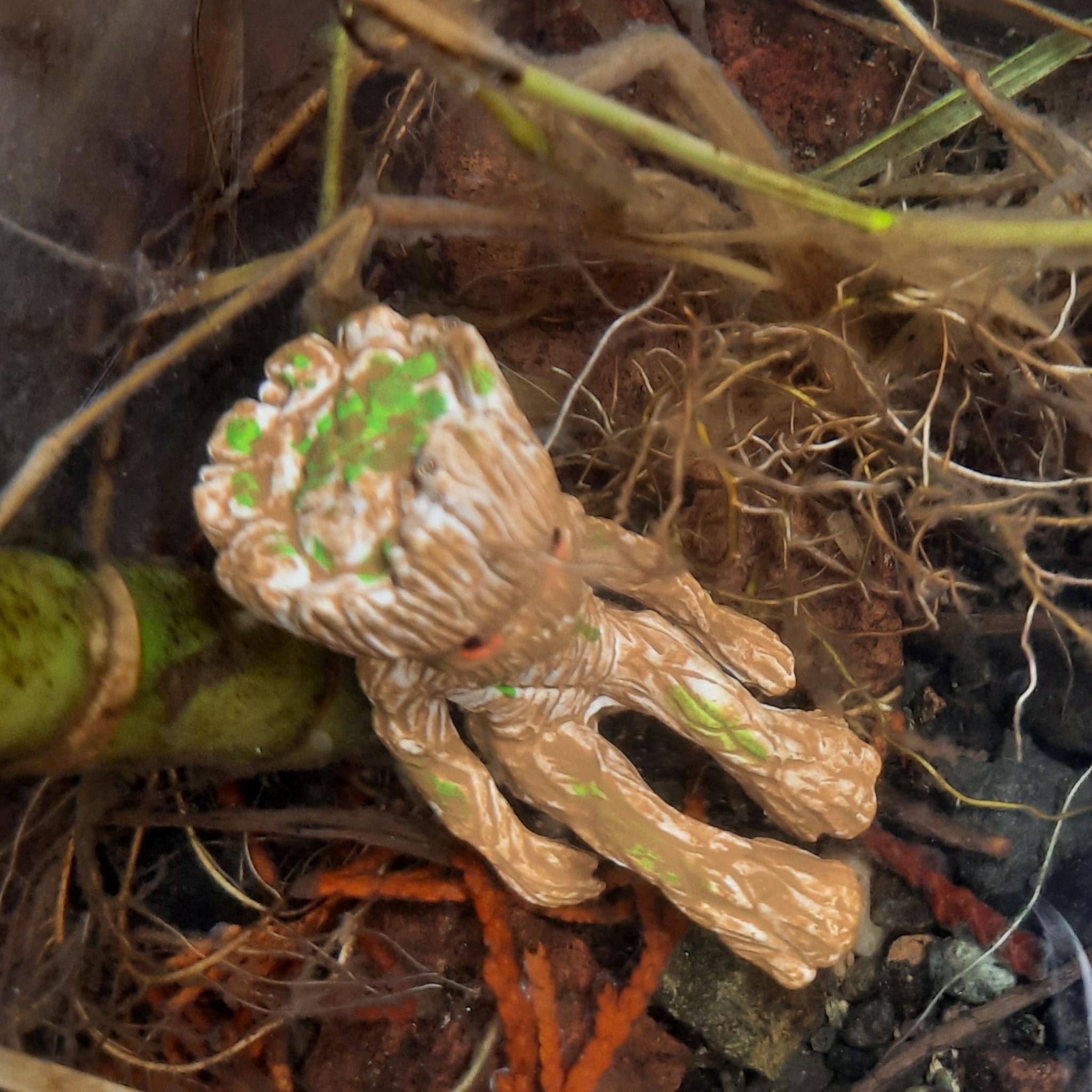 Mini Groot Aquarium Decoration: Resin Terrarium Figurine